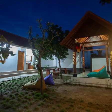 Lucky Hostel Batununggul Екстериор снимка