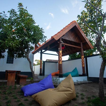 Lucky Hostel Batununggul Екстериор снимка
