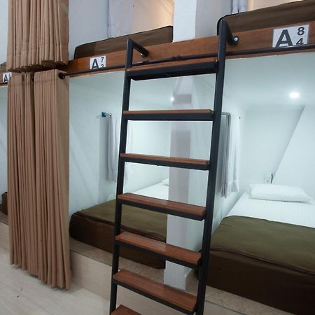 Lucky Hostel Batununggul Екстериор снимка