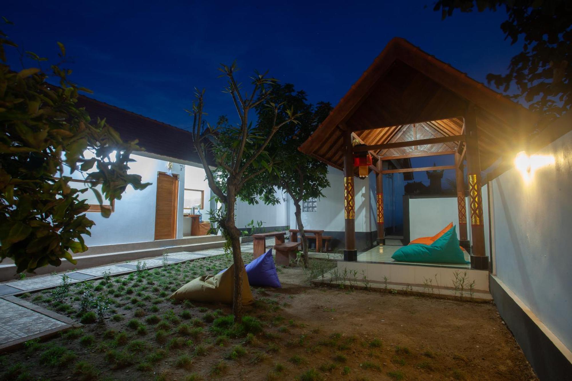 Lucky Hostel Batununggul Екстериор снимка