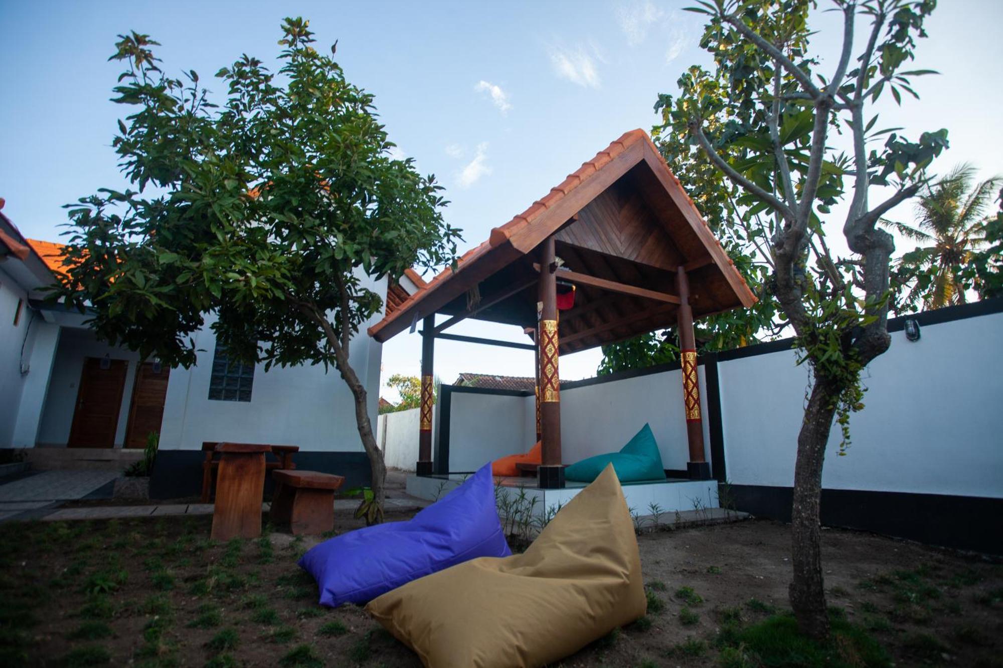 Lucky Hostel Batununggul Екстериор снимка
