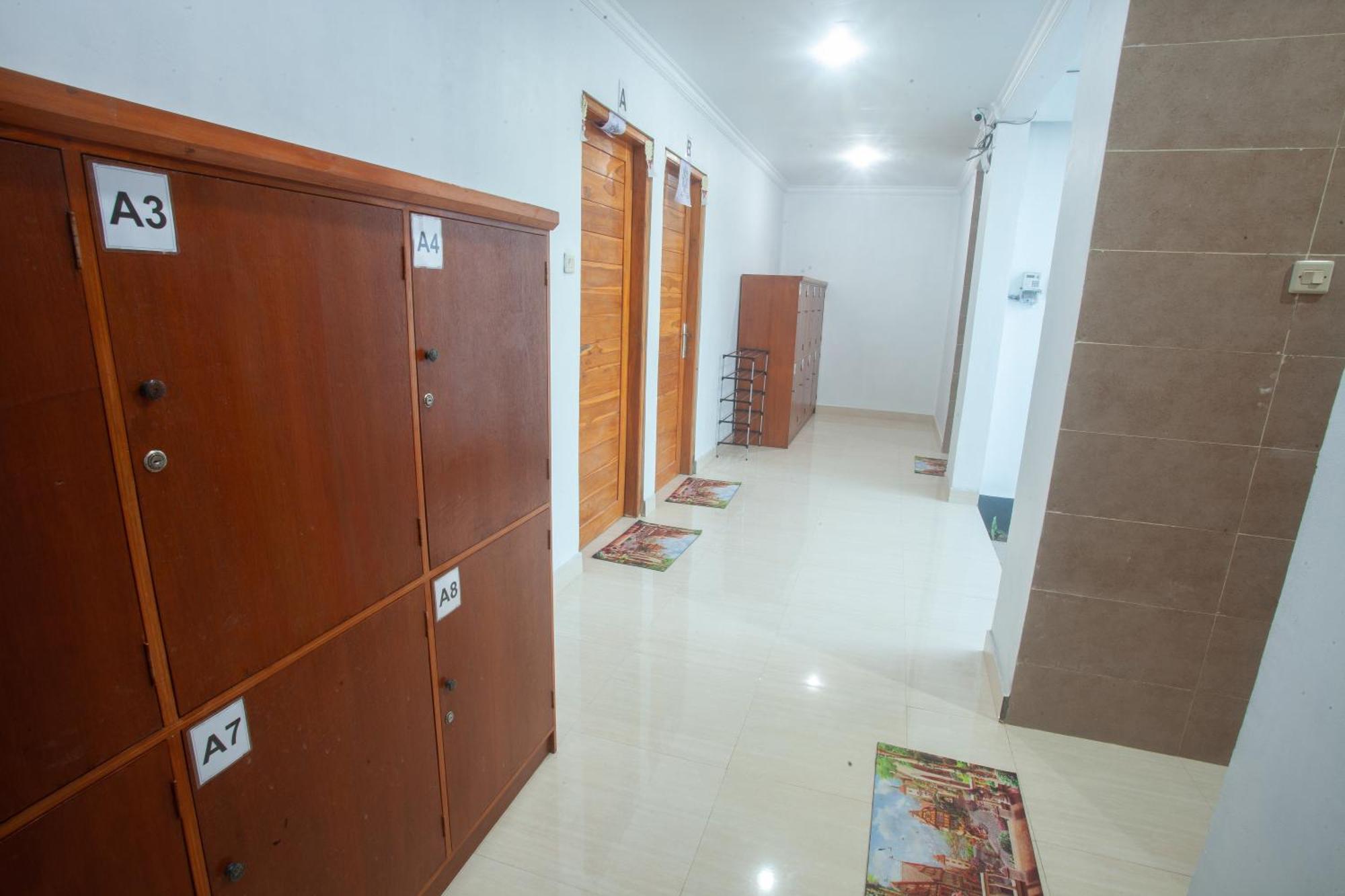 Lucky Hostel Batununggul Екстериор снимка