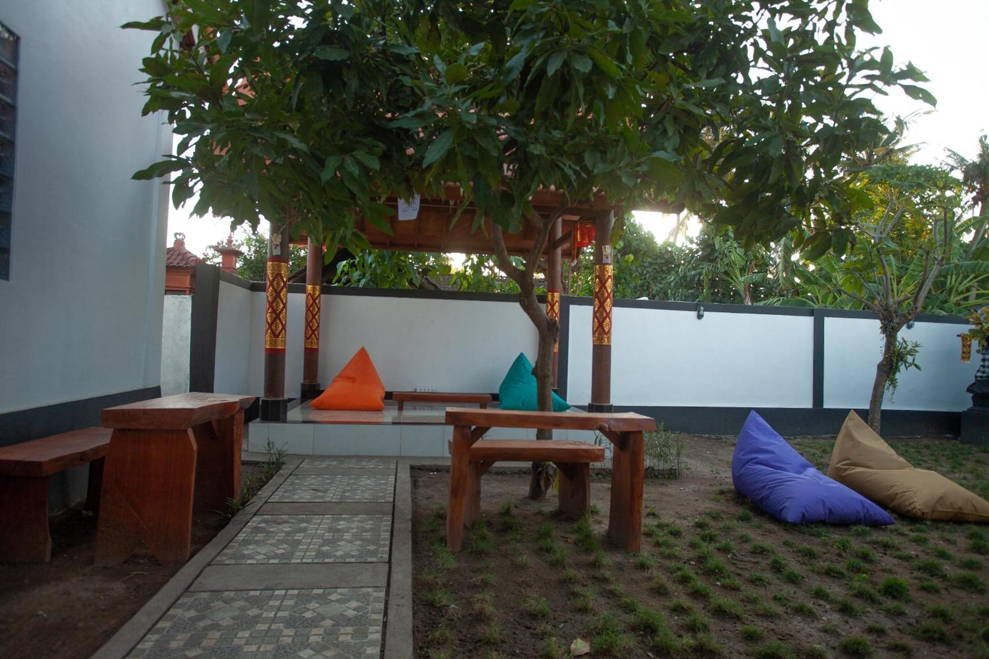 Lucky Hostel Batununggul Екстериор снимка