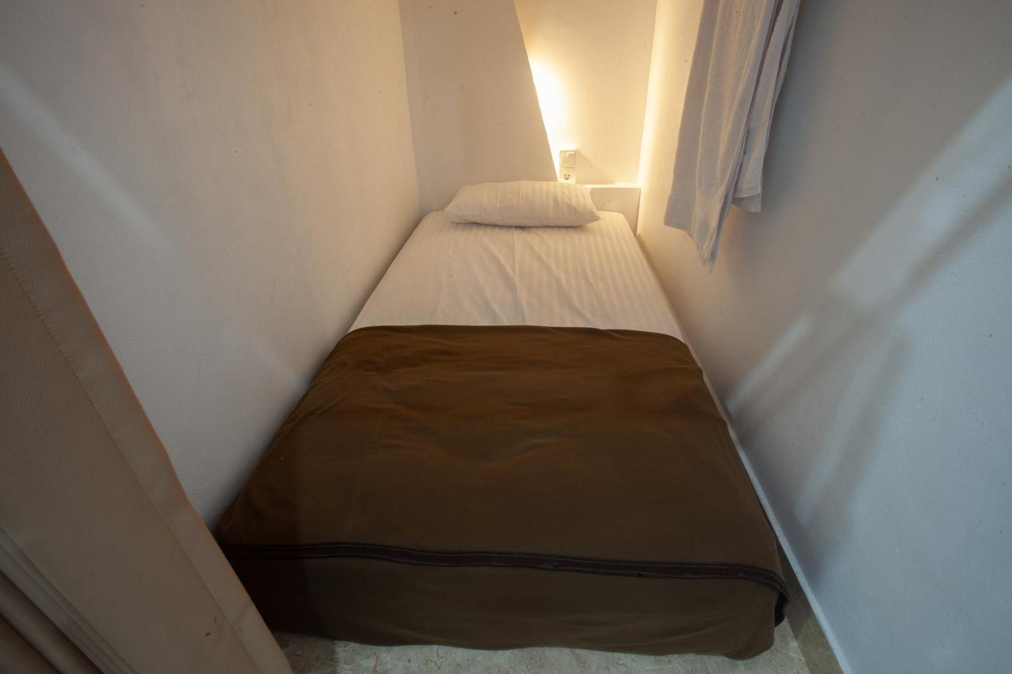 Lucky Hostel Batununggul Екстериор снимка
