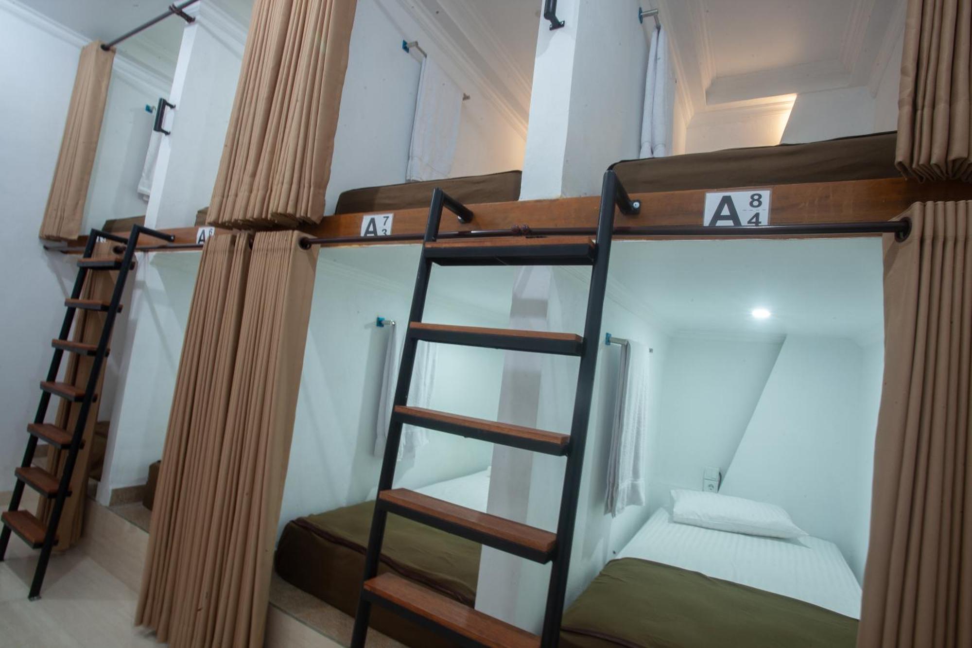 Lucky Hostel Batununggul Екстериор снимка