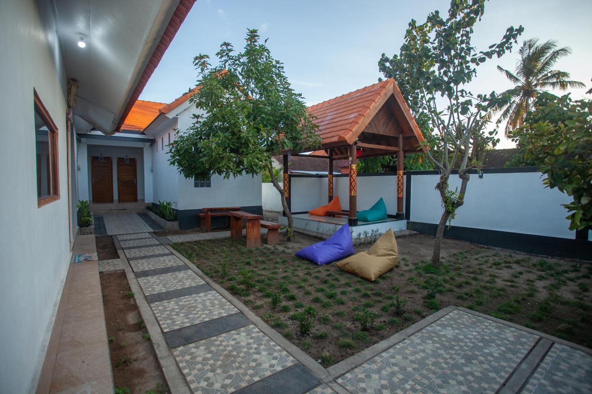 Lucky Hostel Batununggul Екстериор снимка
