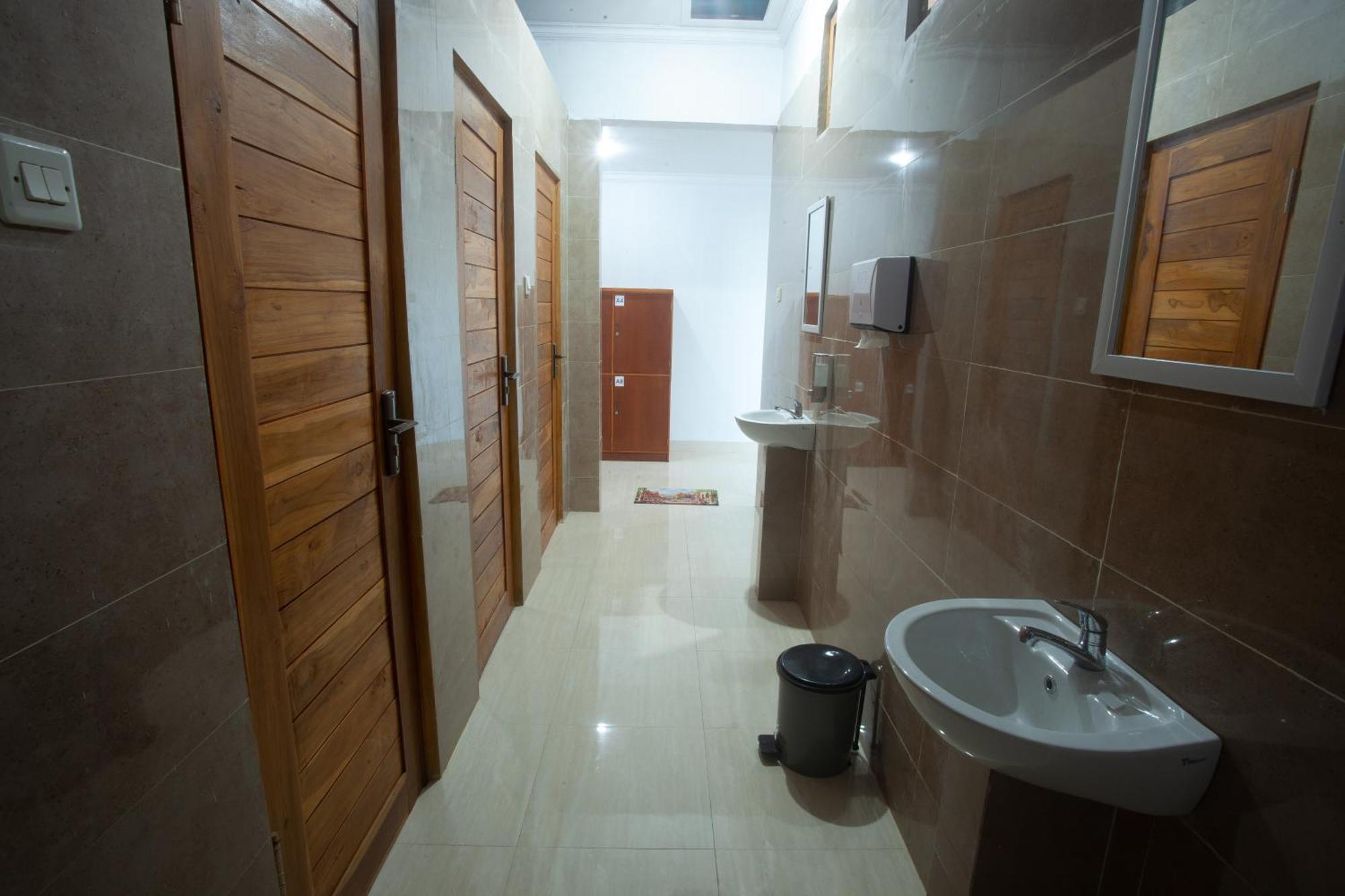 Lucky Hostel Batununggul Екстериор снимка