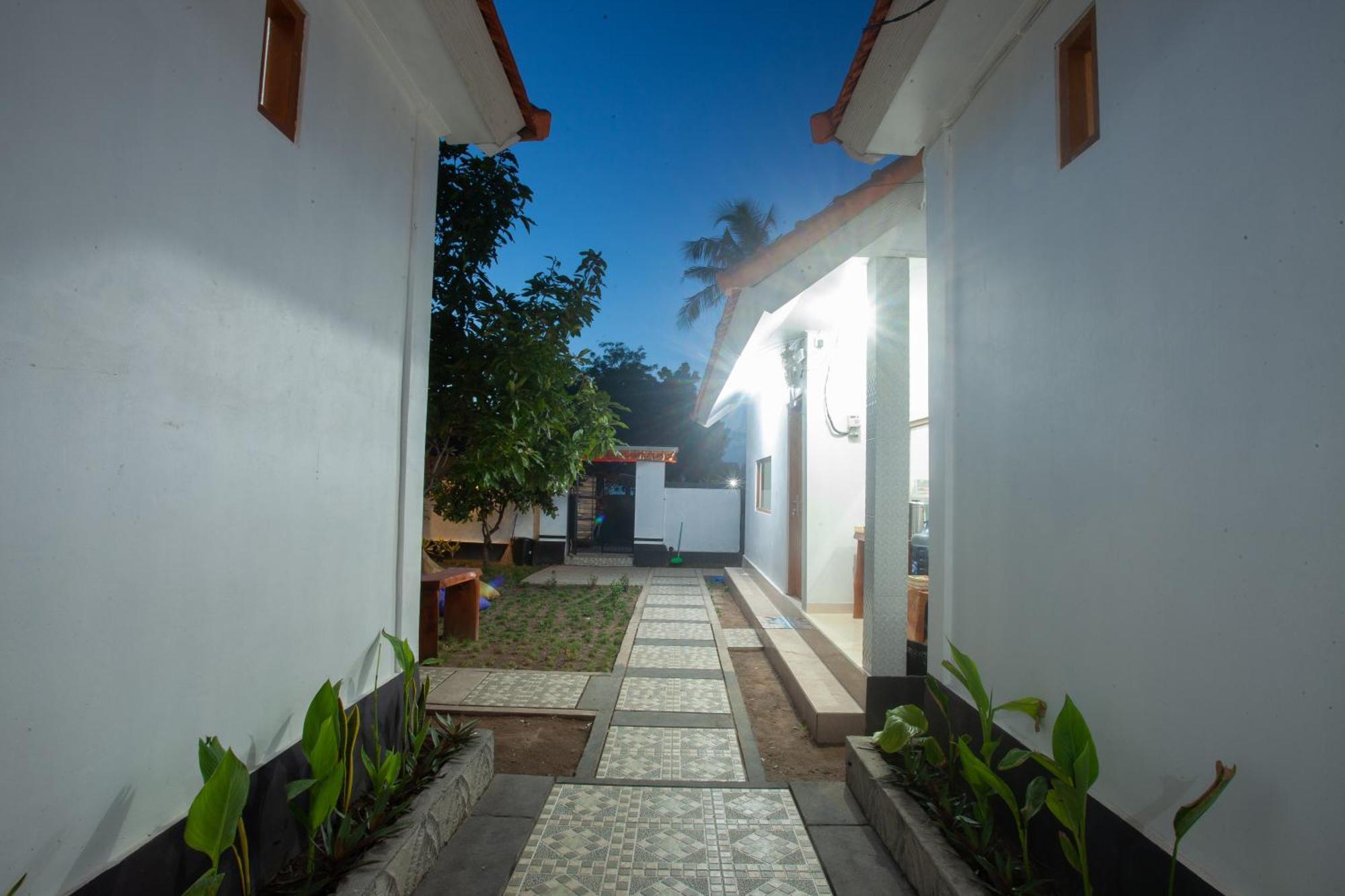 Lucky Hostel Batununggul Екстериор снимка