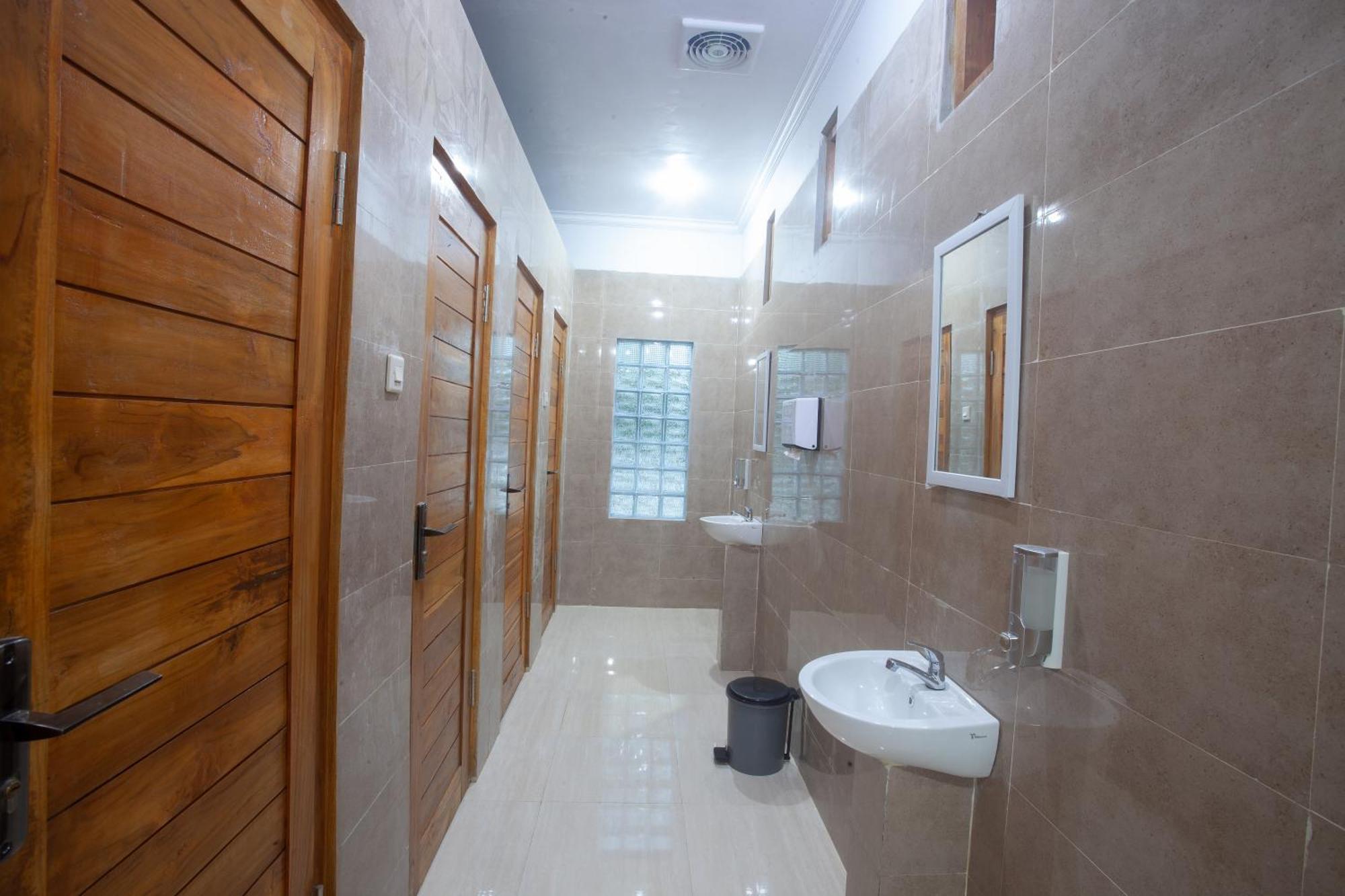 Lucky Hostel Batununggul Екстериор снимка