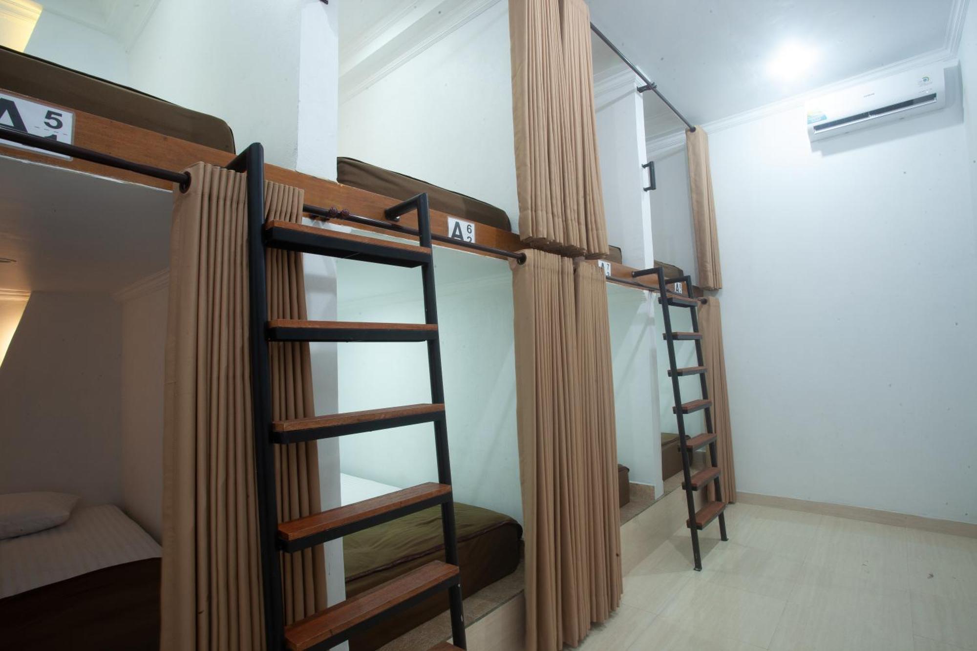 Lucky Hostel Batununggul Екстериор снимка
