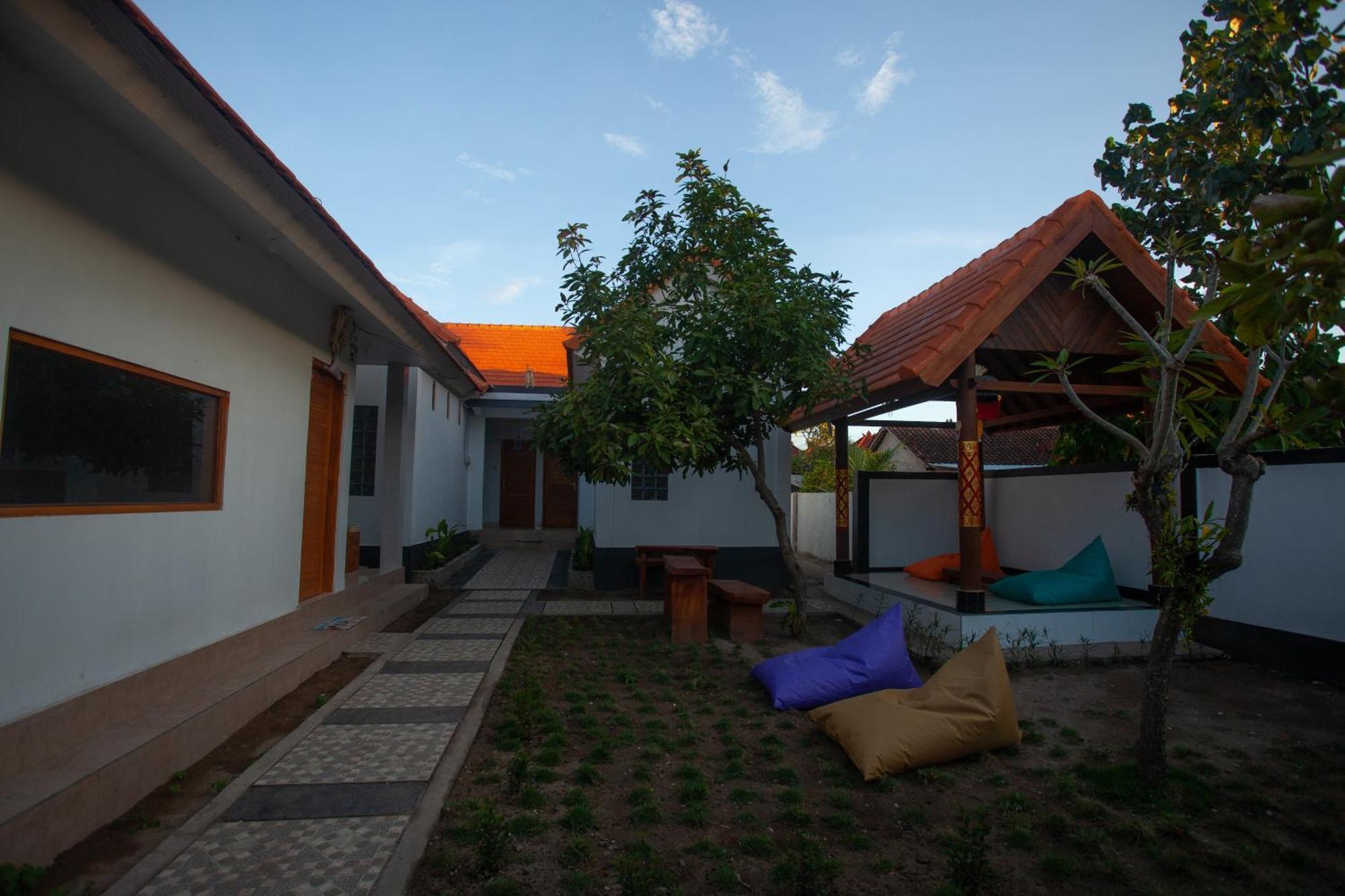 Lucky Hostel Batununggul Екстериор снимка