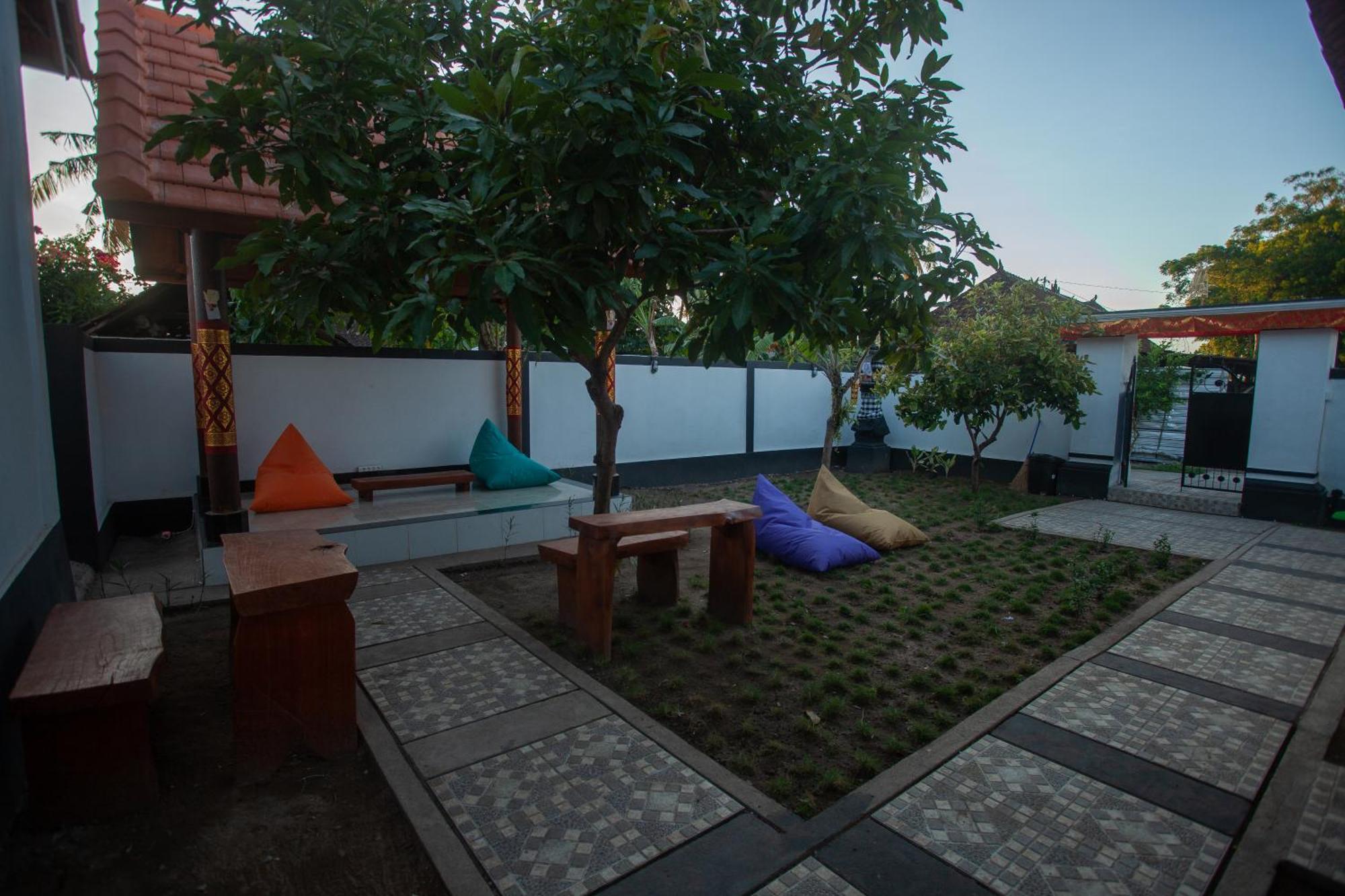 Lucky Hostel Batununggul Екстериор снимка