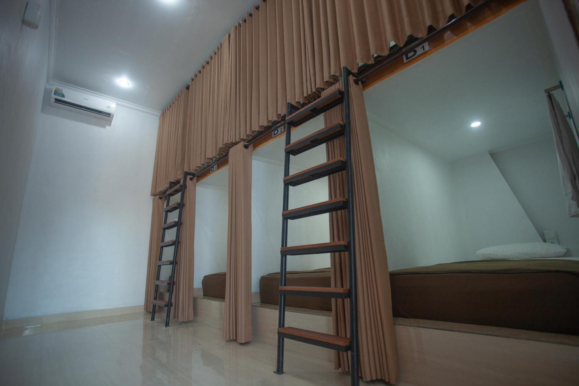 Lucky Hostel Batununggul Екстериор снимка