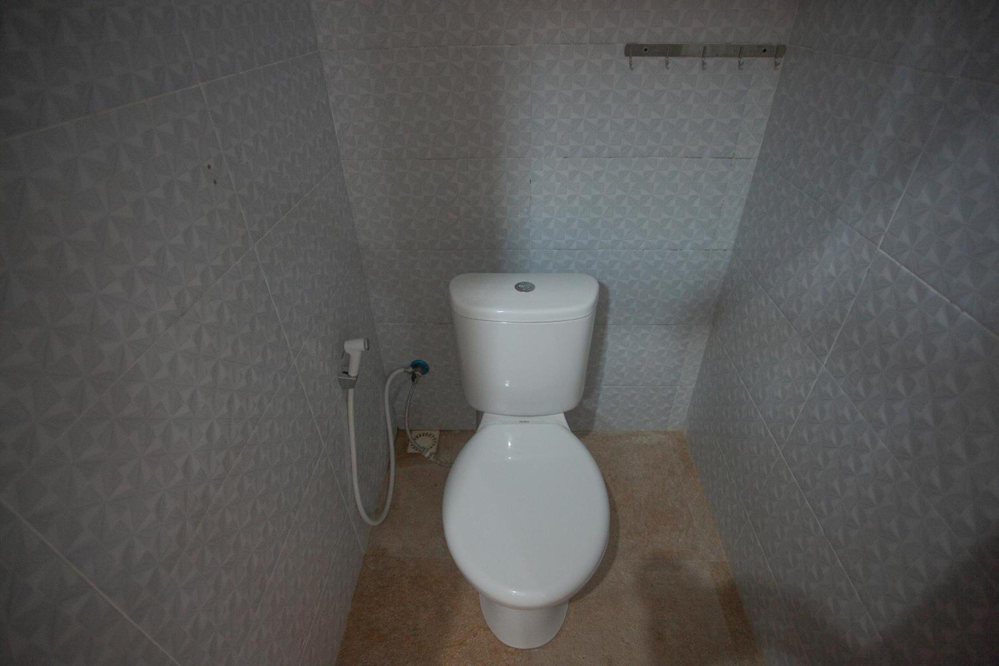 Lucky Hostel Batununggul Екстериор снимка