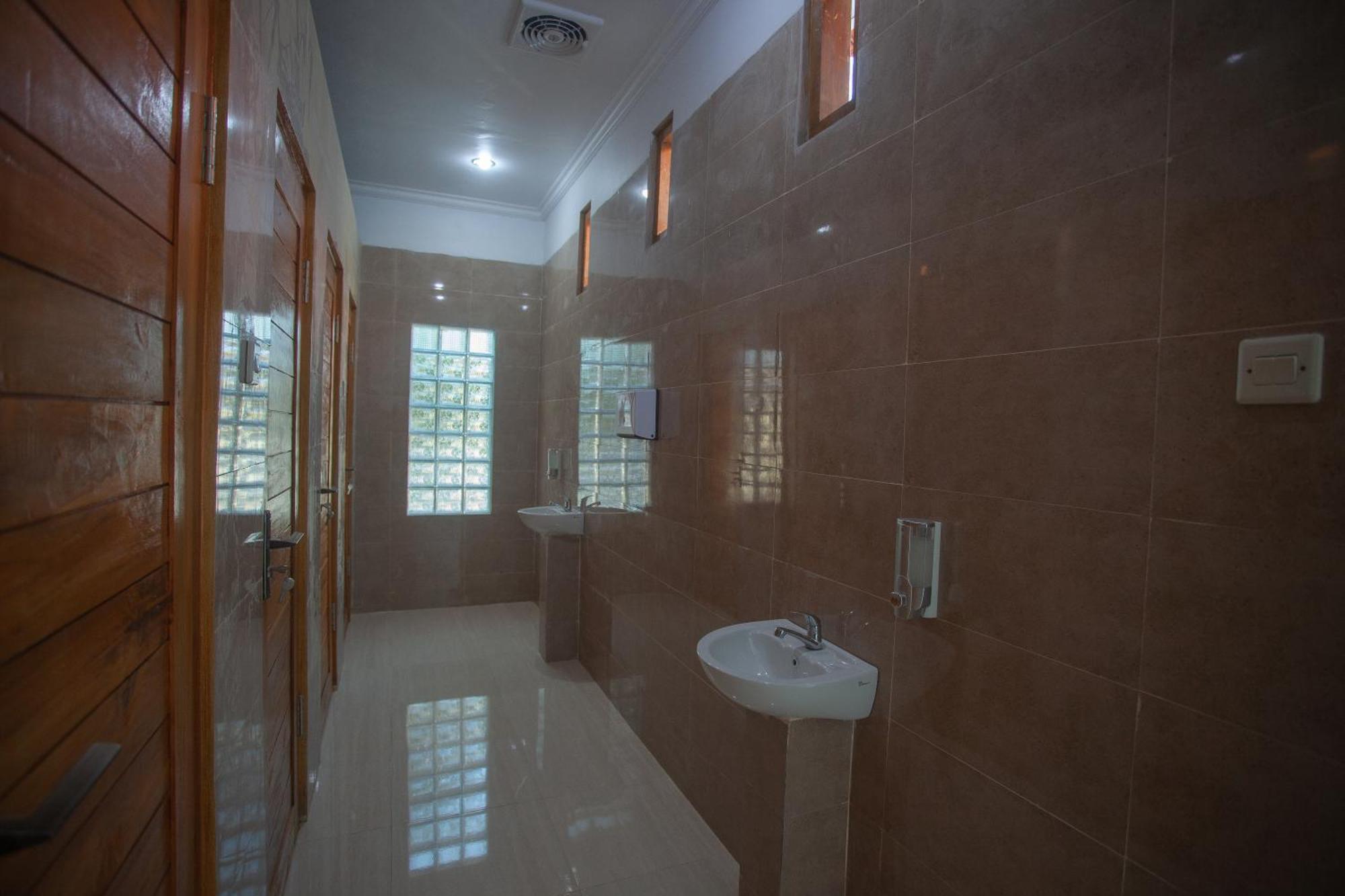 Lucky Hostel Batununggul Екстериор снимка