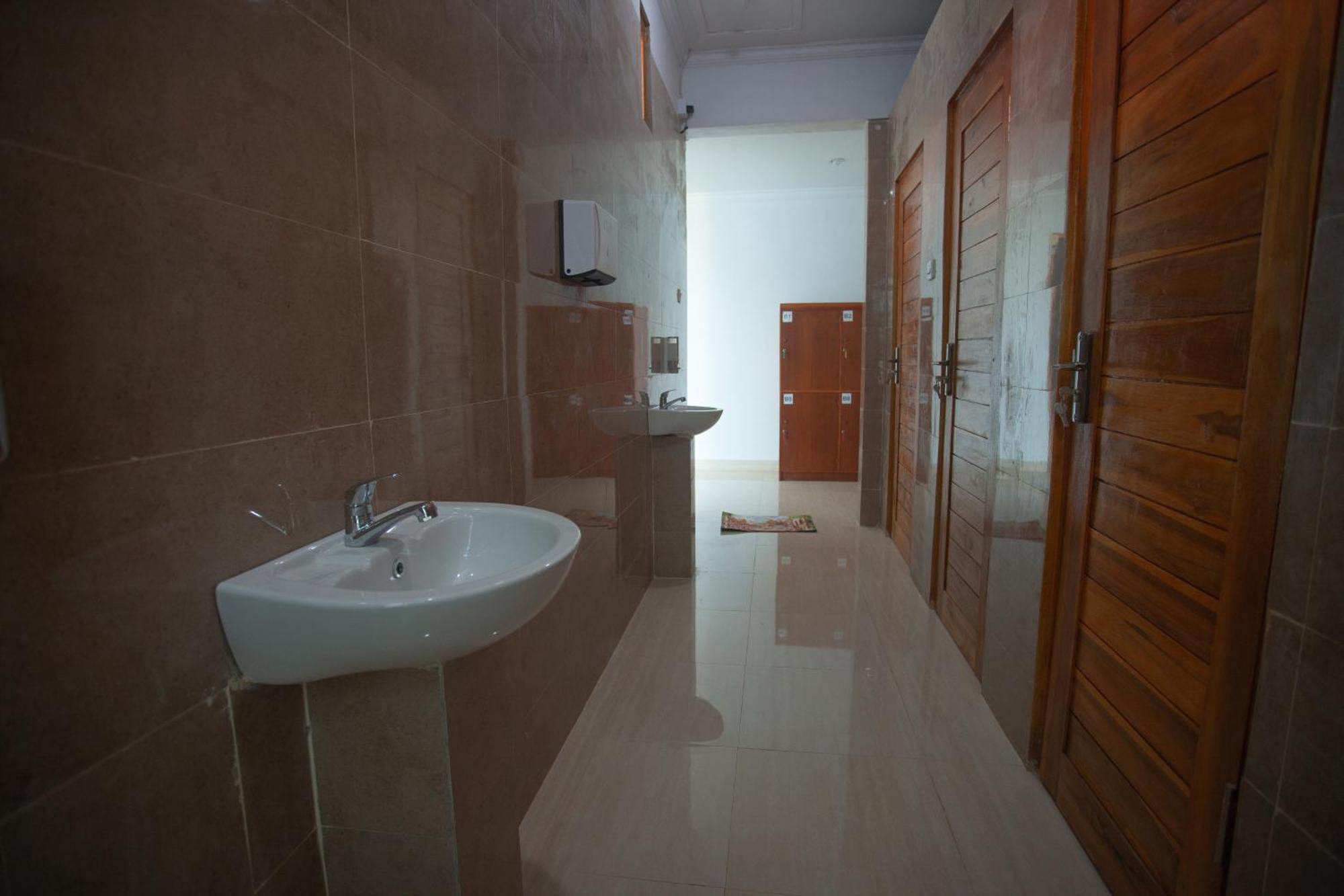 Lucky Hostel Batununggul Екстериор снимка
