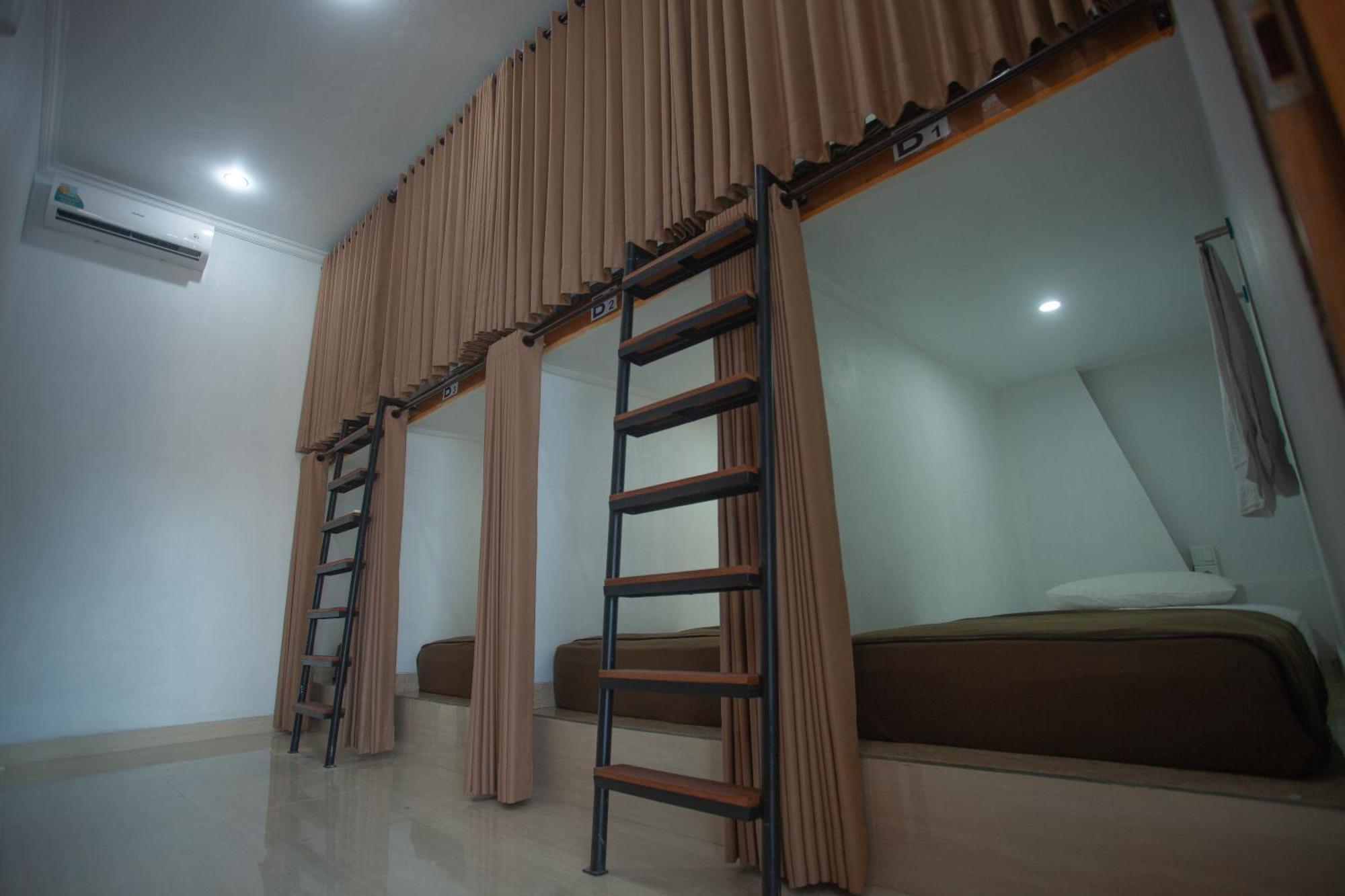 Lucky Hostel Batununggul Екстериор снимка