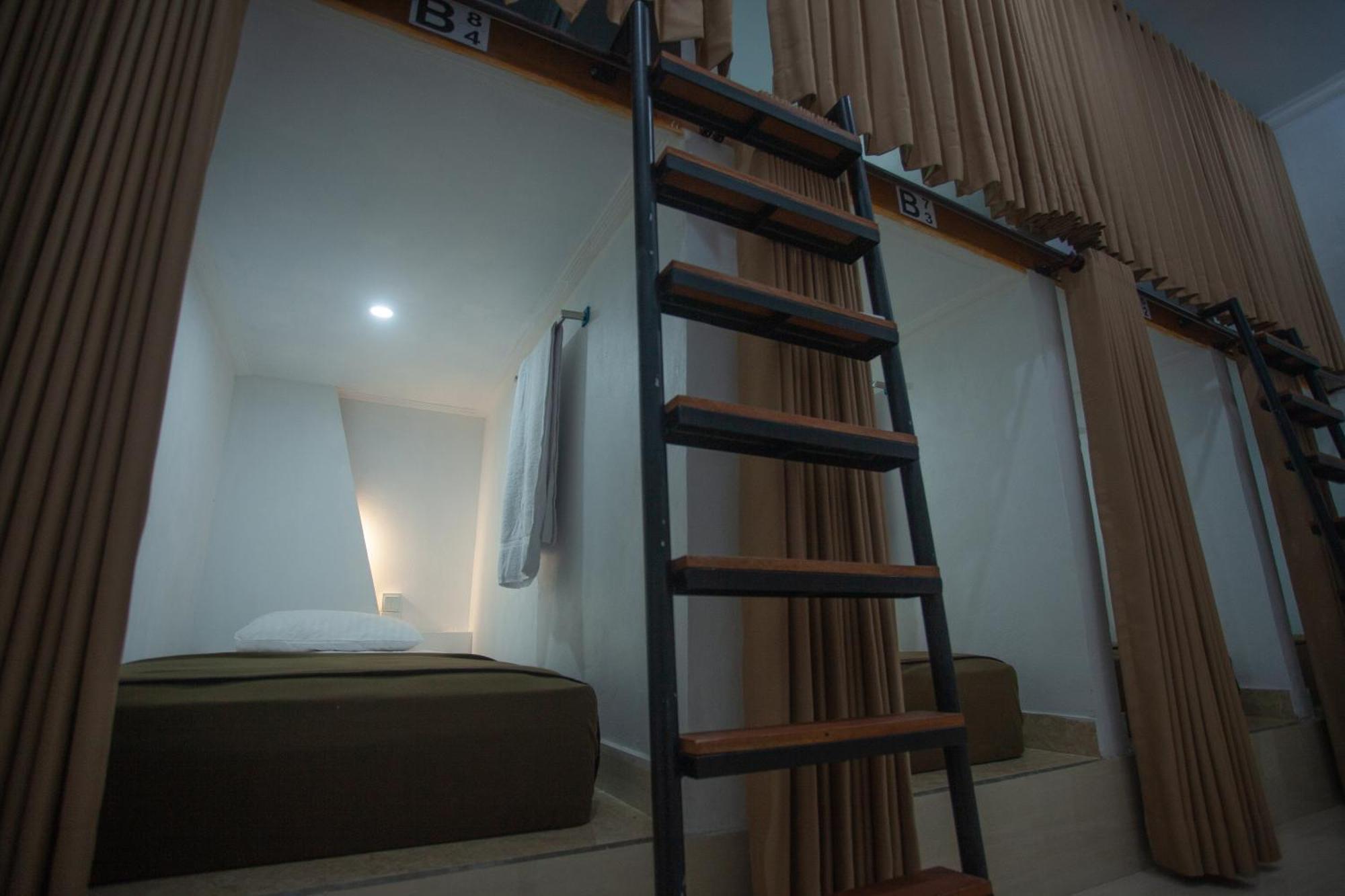 Lucky Hostel Batununggul Екстериор снимка