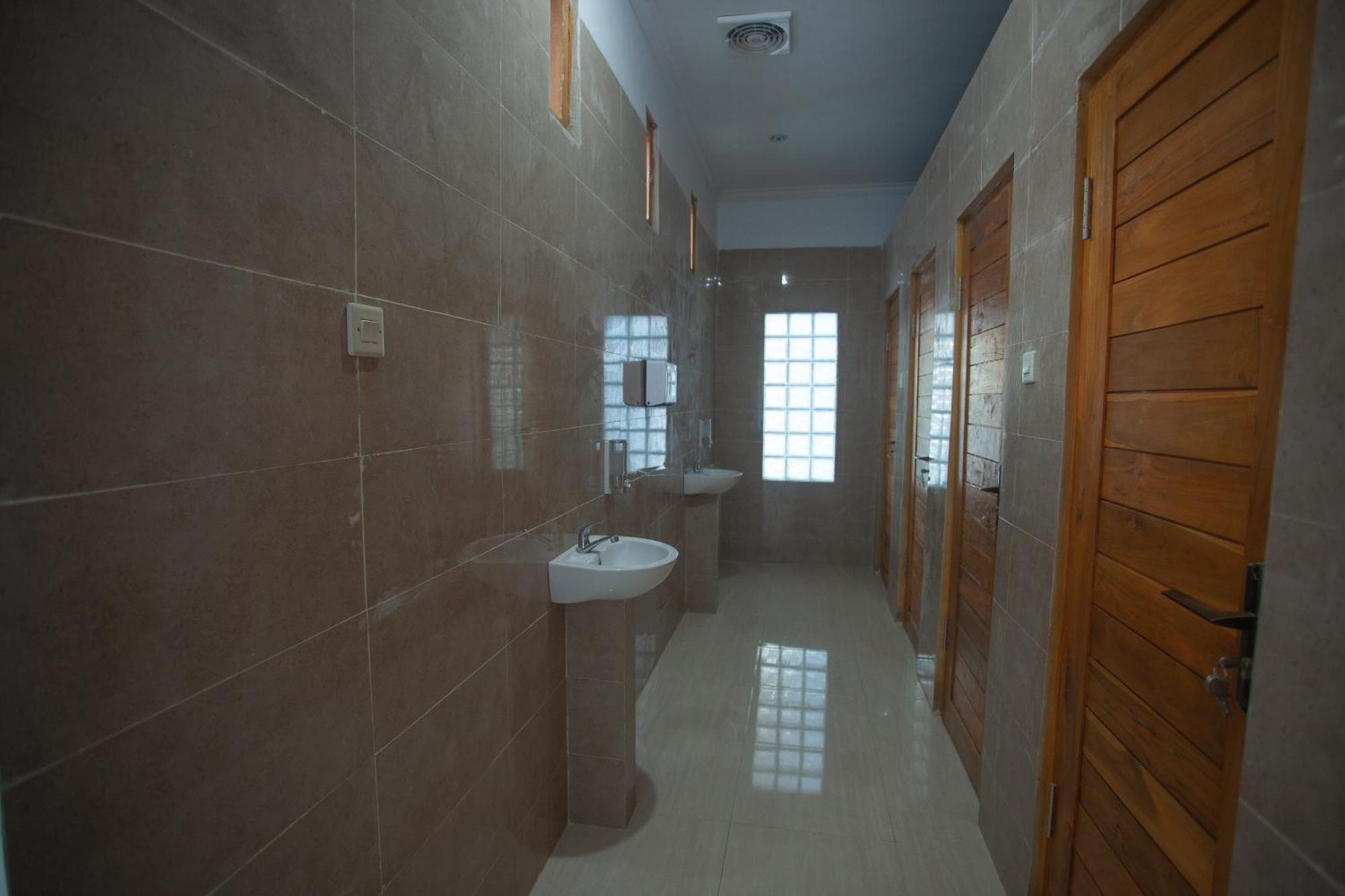 Lucky Hostel Batununggul Екстериор снимка