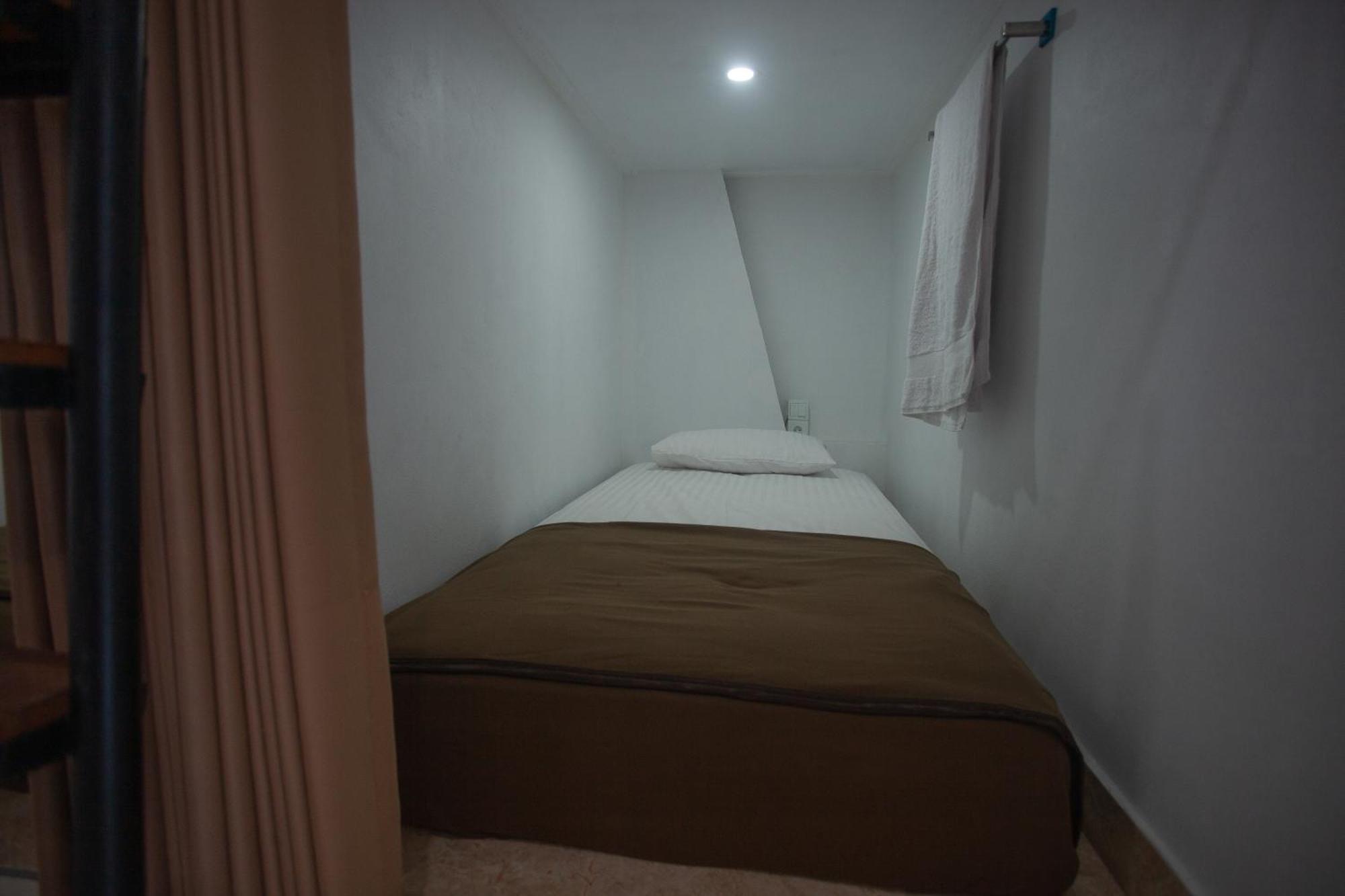 Lucky Hostel Batununggul Екстериор снимка