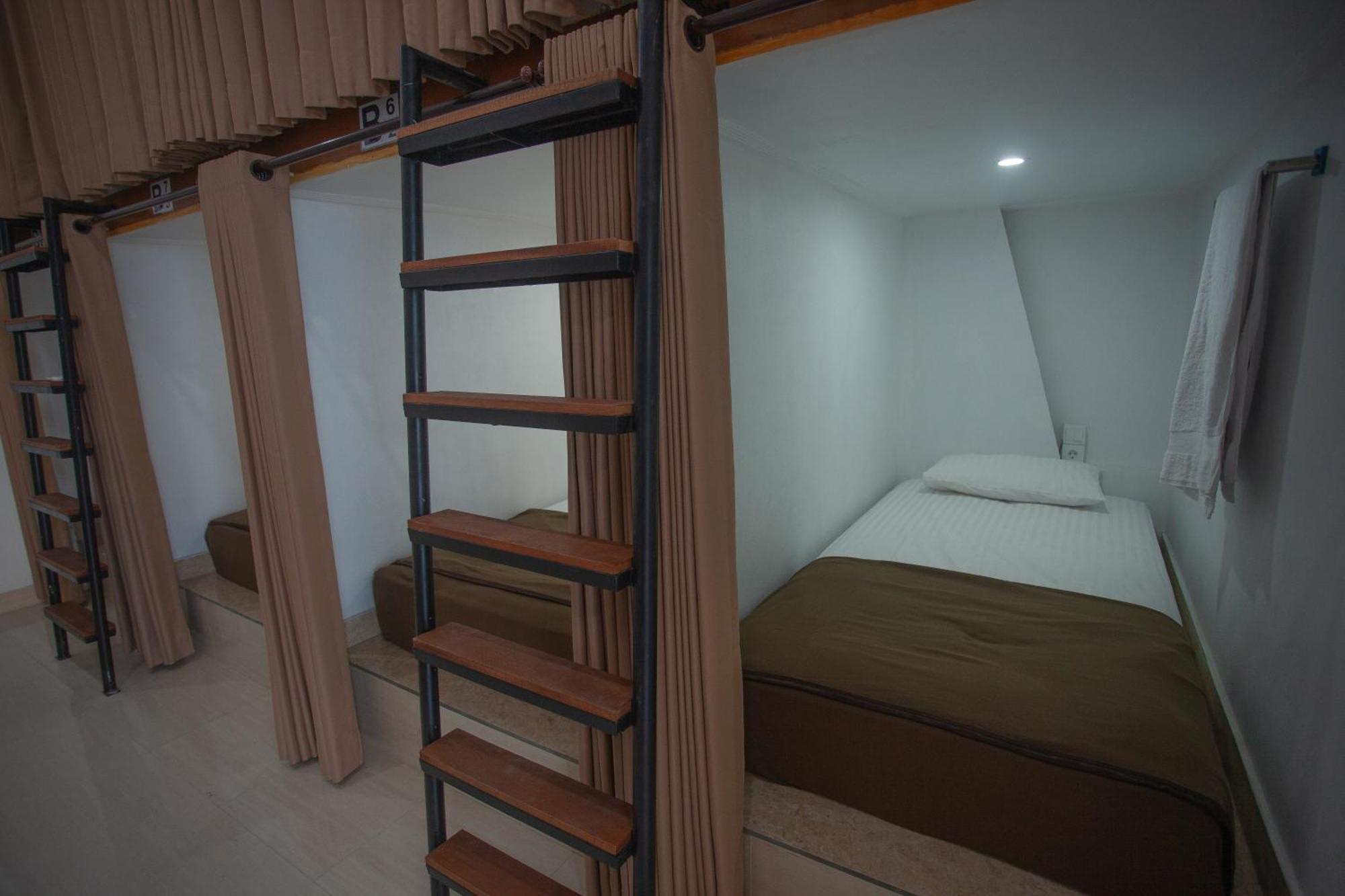 Lucky Hostel Batununggul Екстериор снимка