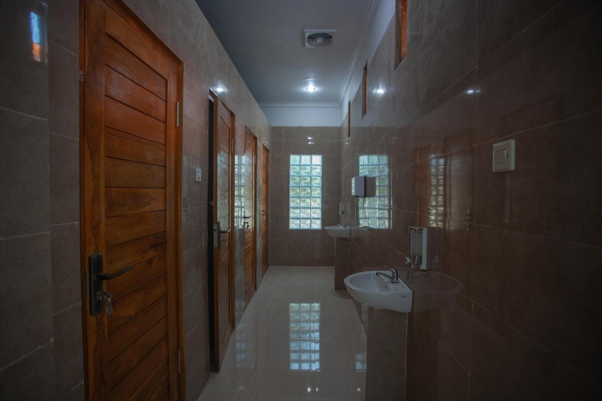 Lucky Hostel Batununggul Екстериор снимка