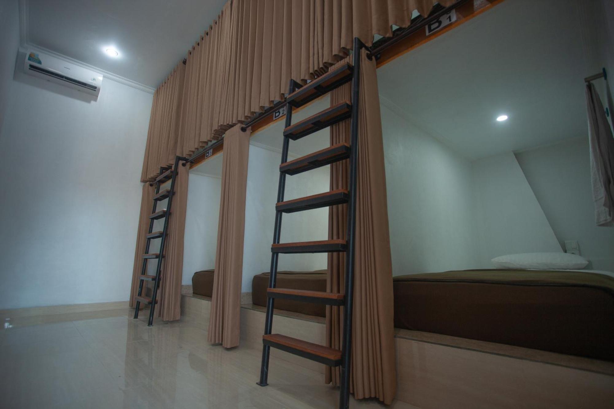 Lucky Hostel Batununggul Екстериор снимка