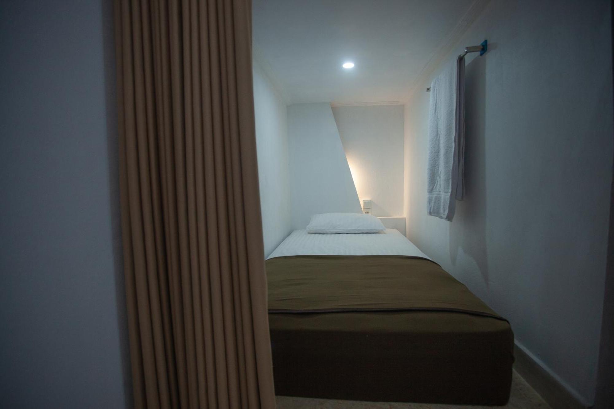 Lucky Hostel Batununggul Екстериор снимка
