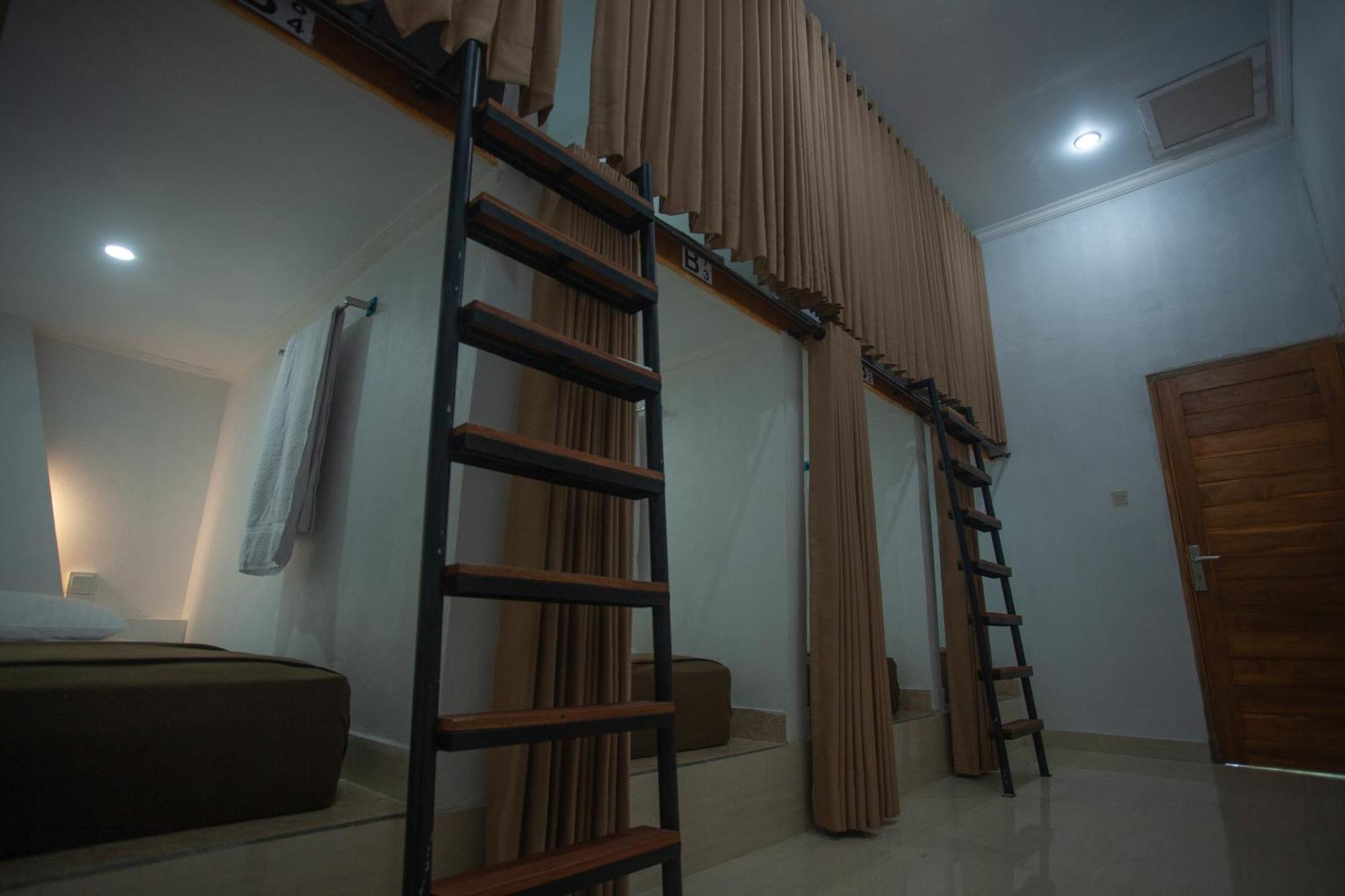 Lucky Hostel Batununggul Екстериор снимка