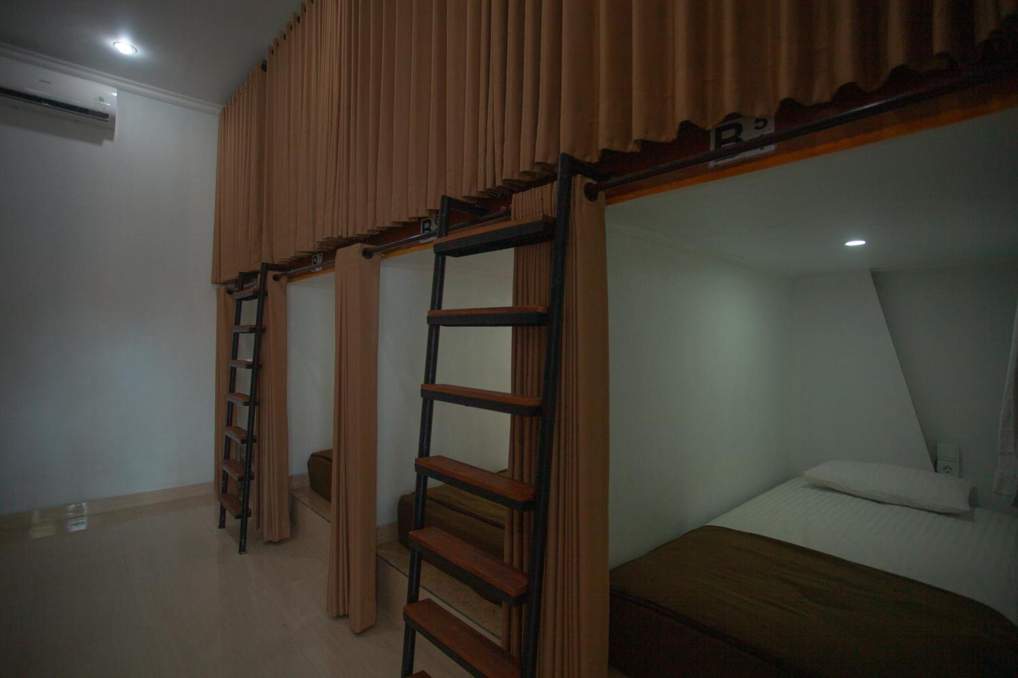 Lucky Hostel Batununggul Екстериор снимка
