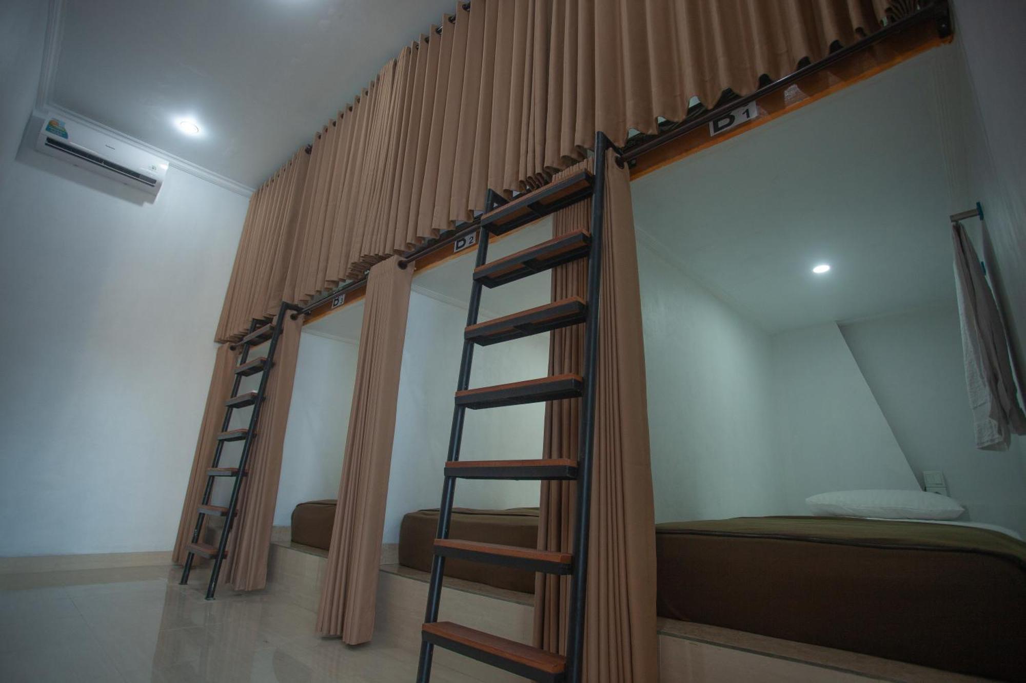Lucky Hostel Batununggul Екстериор снимка