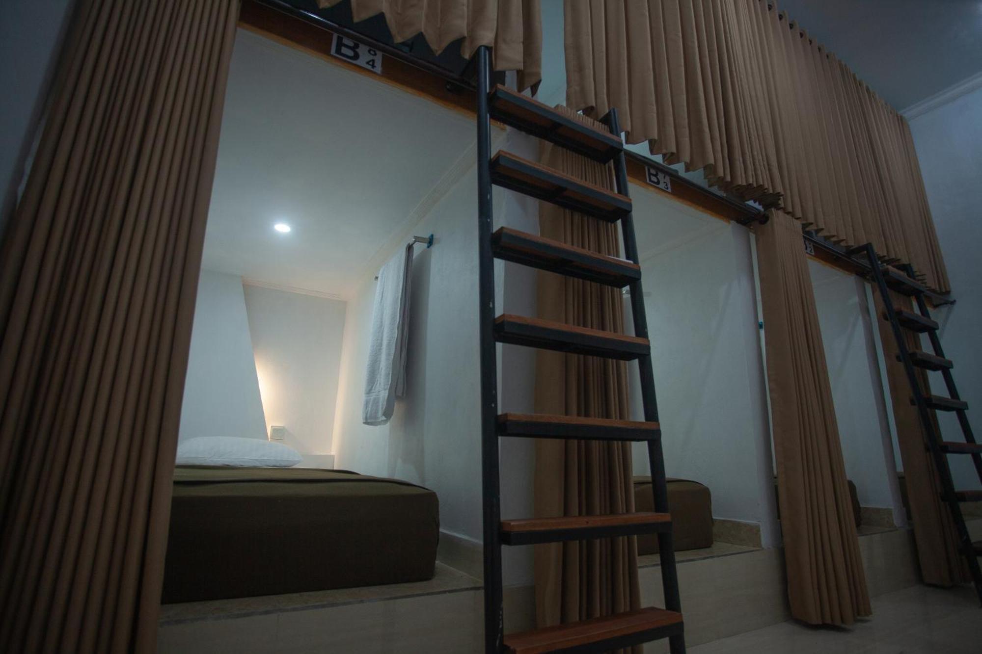 Lucky Hostel Batununggul Екстериор снимка