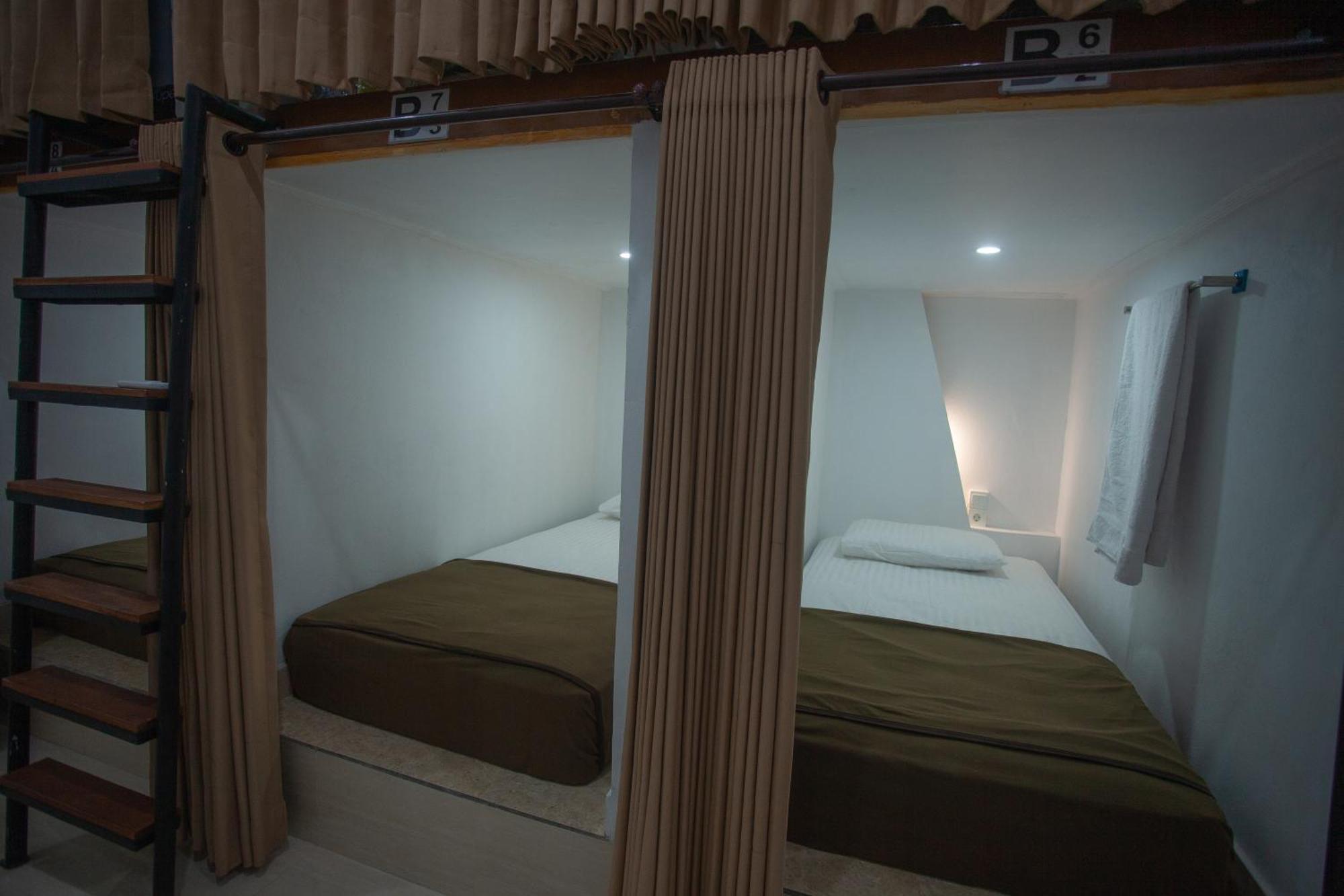 Lucky Hostel Batununggul Екстериор снимка