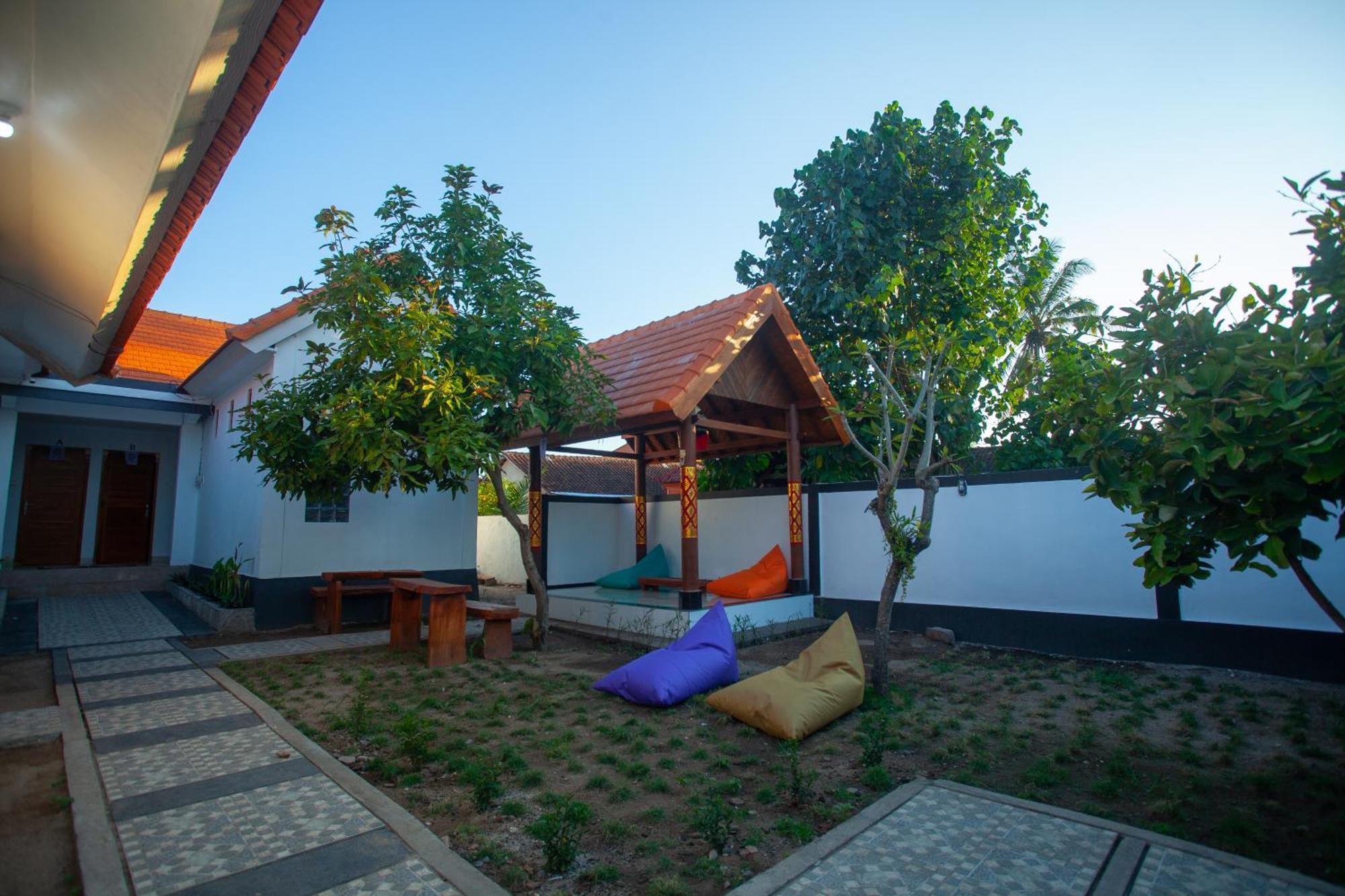 Lucky Hostel Batununggul Екстериор снимка