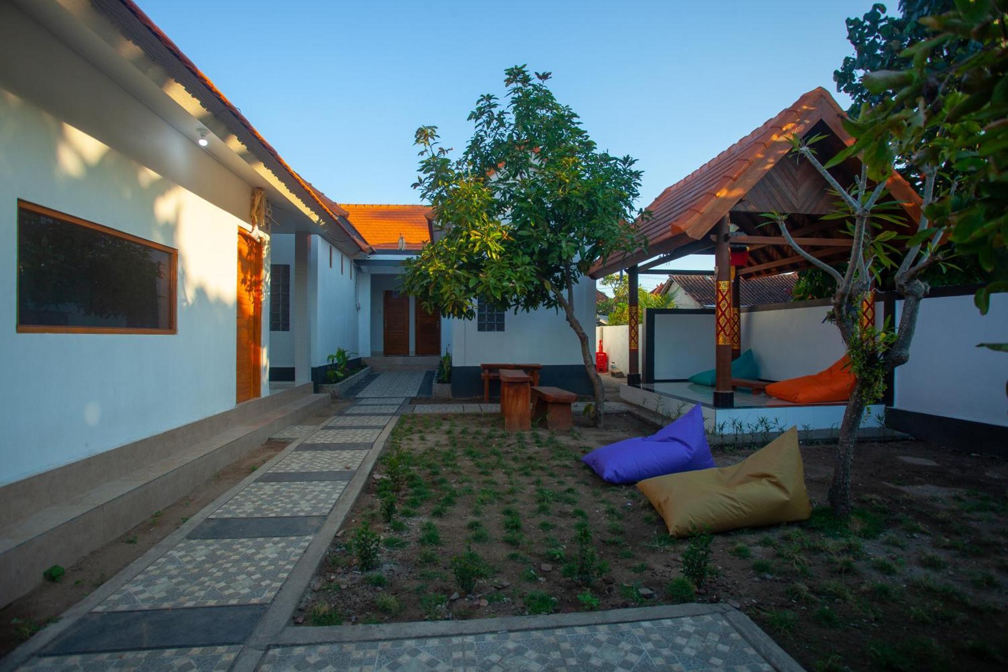 Lucky Hostel Batununggul Екстериор снимка