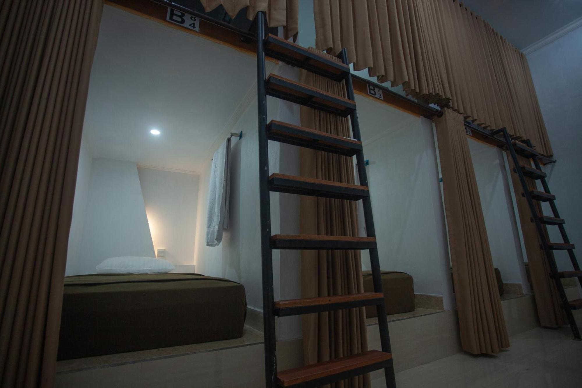 Lucky Hostel Batununggul Екстериор снимка