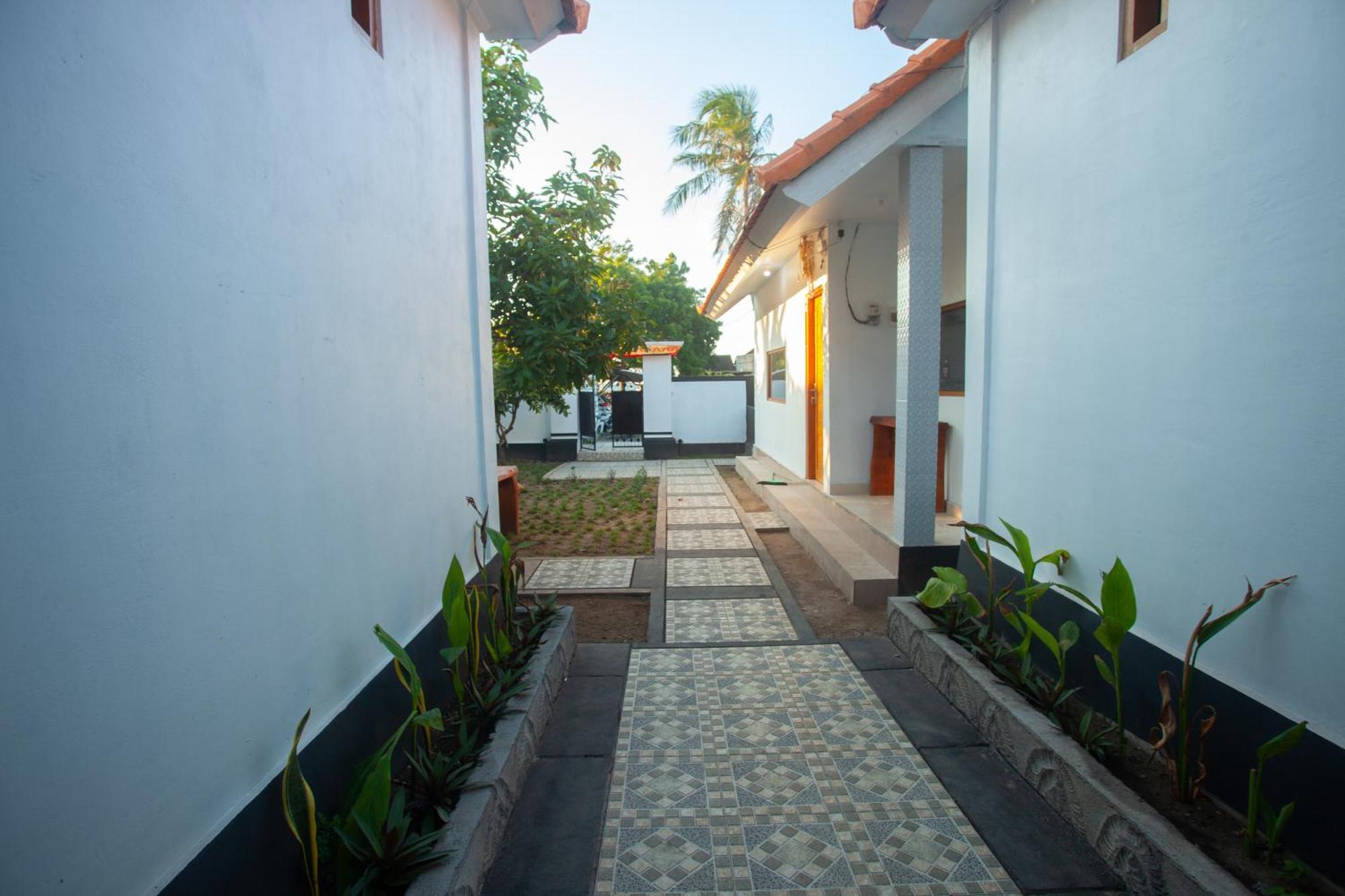 Lucky Hostel Batununggul Екстериор снимка