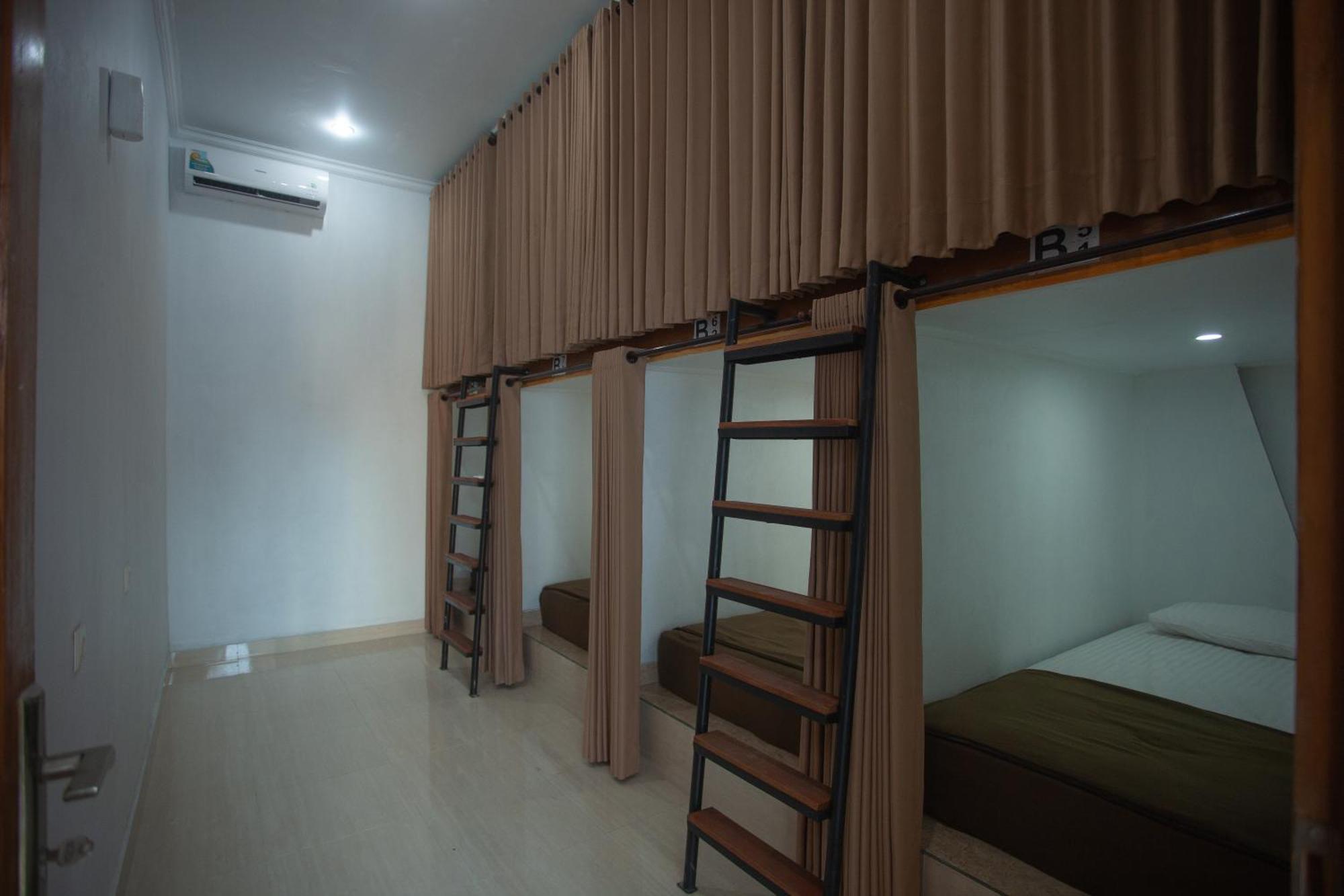 Lucky Hostel Batununggul Екстериор снимка