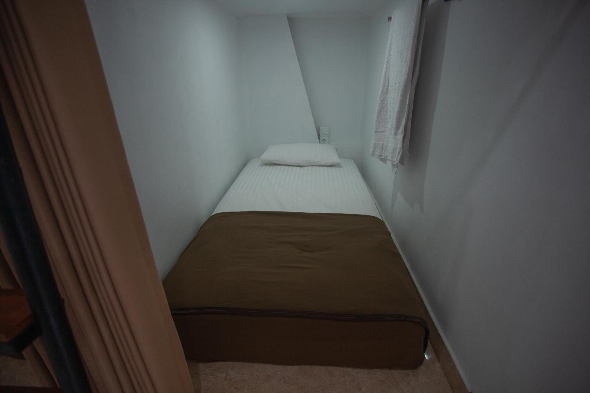 Lucky Hostel Batununggul Екстериор снимка